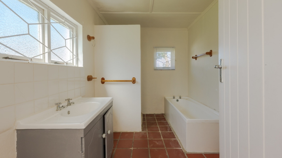 To Let 4 Bedroom Property for Rent in Struisbaai Western Cape